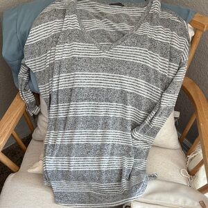 Market & Spruce Heathered Gray and White Knit Top